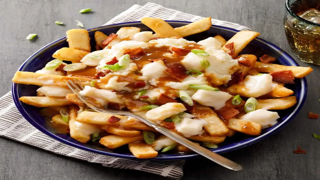 Poutine: Hidangan Ikonik Kanada yang Menggugah Selera